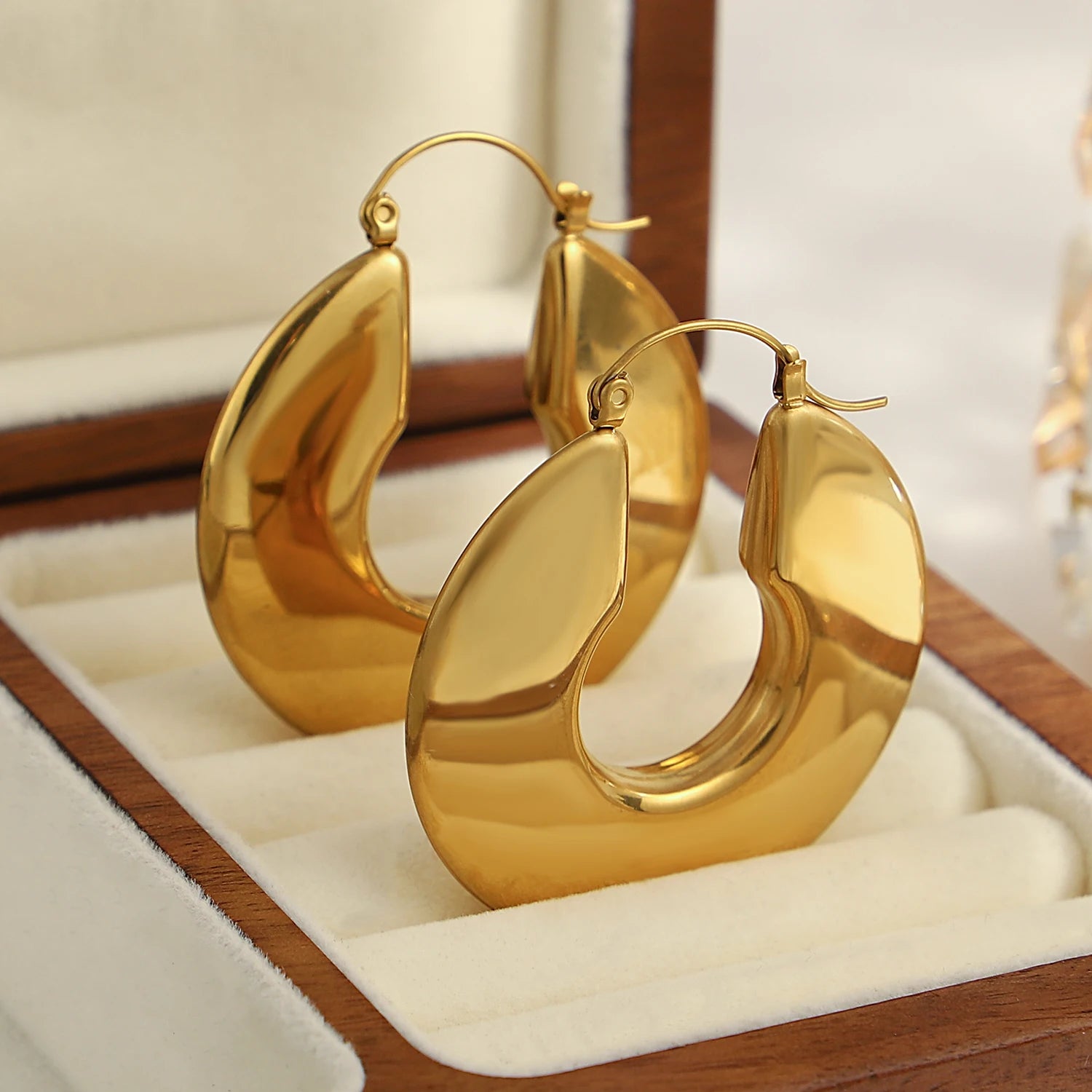 Sculpted Shine Chunky Hoops – Gold-Plated Classic